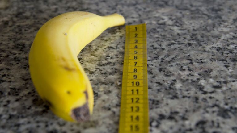 pomiar penisa po powiększeniu żołędzi na przykładzie banana